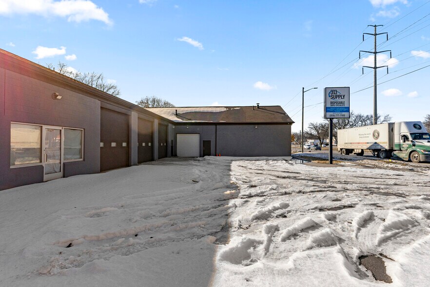 More Photos Of 26289 W Eight Mile Rd, Redford Township Manufacturing For Lease