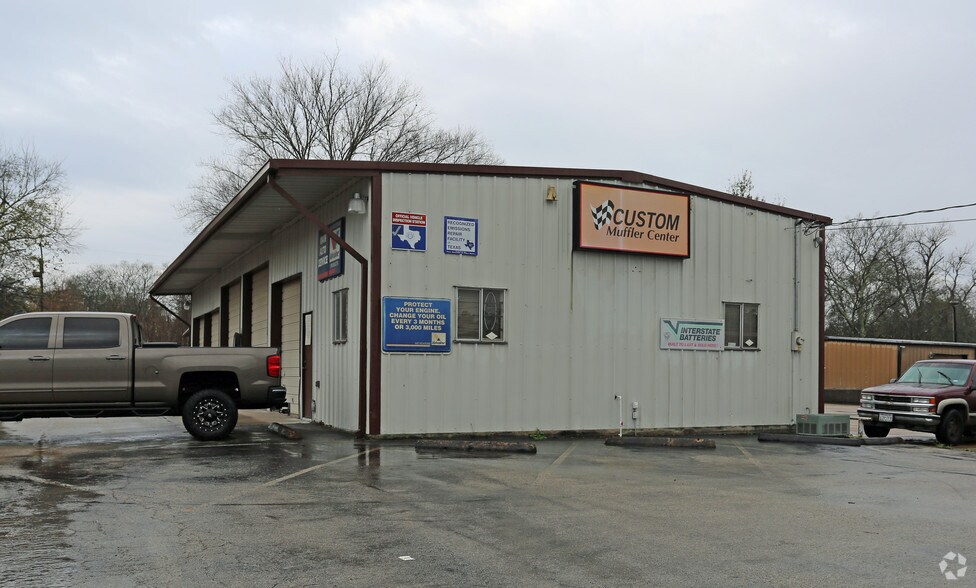 Primary Photo Of 809 Old Montgomery Rd, Conroe Auto Repair For Lease