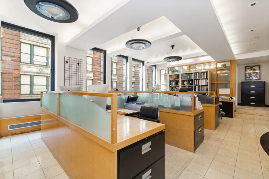 More Photos Of 131 W 35th St, New York Office For Sale
