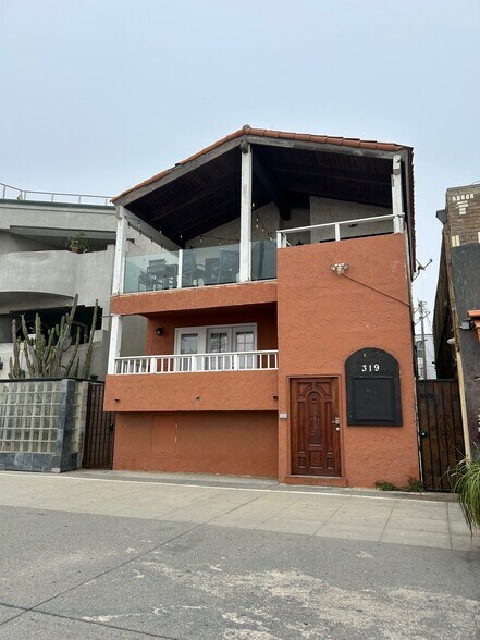 More Photos Of 319 Ocean Front Walk, Venice Office Residential For Lease