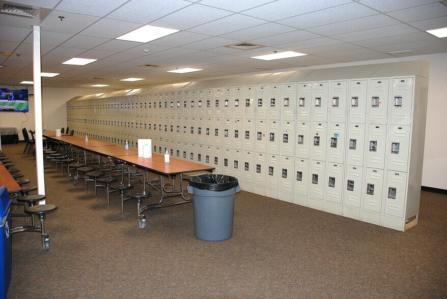 More Photos Of 625 Willow Springs Ln, York Warehouse For Lease