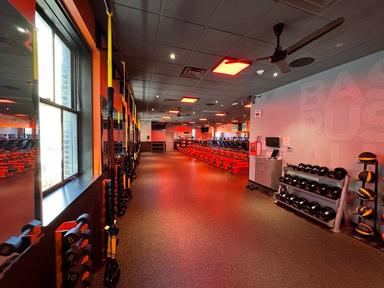 More Photos Of 1040-1044 Lake St, Oak Park Storefront Retail Office For Sale