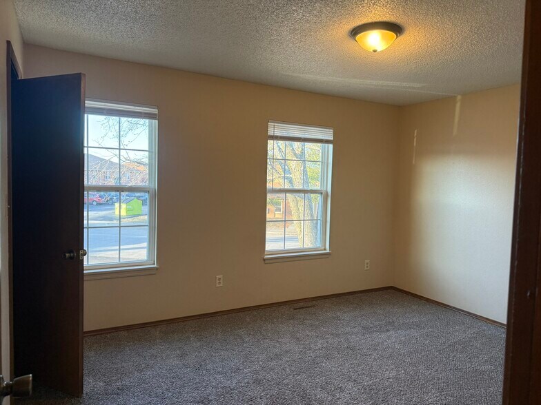 More Photos Of 2206 E Macs Ct, Springfield Apartments For Sale