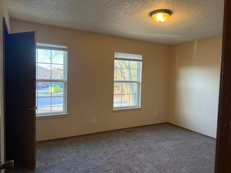 More Photos Of 2206 E Macs Ct, Springfield Apartments For Sale