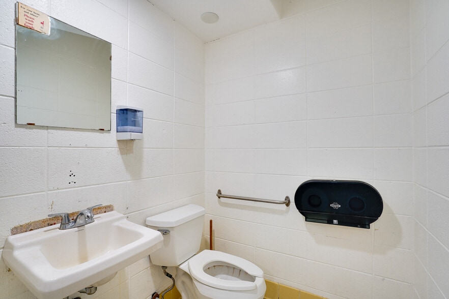 More Photos Of 195-209 Cottage Grove Rd, Madison Storefront For Lease