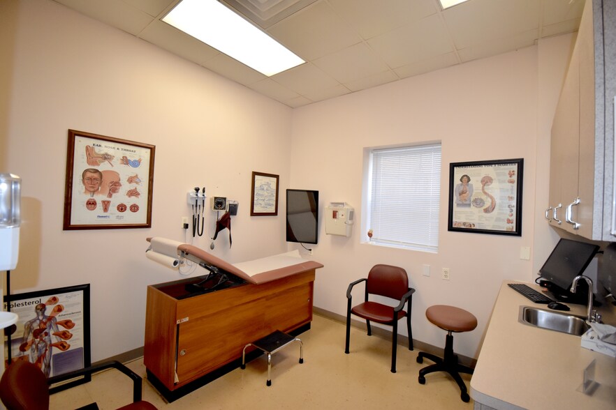 More Photos Of 581 Middle Rd, Bayport Medical For Lease