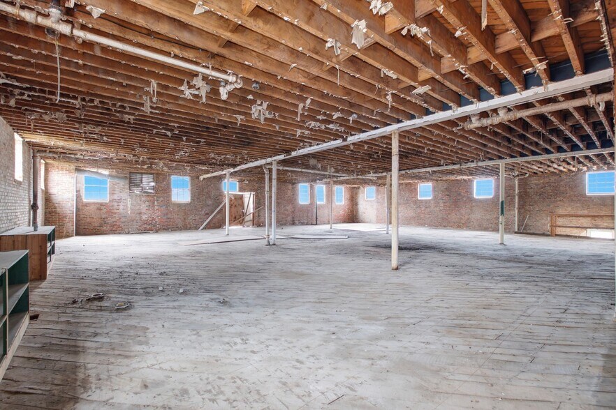 More Photos Of 1 Public Square Red Boiling Springs Sq, Lafayette Showroom For Sale