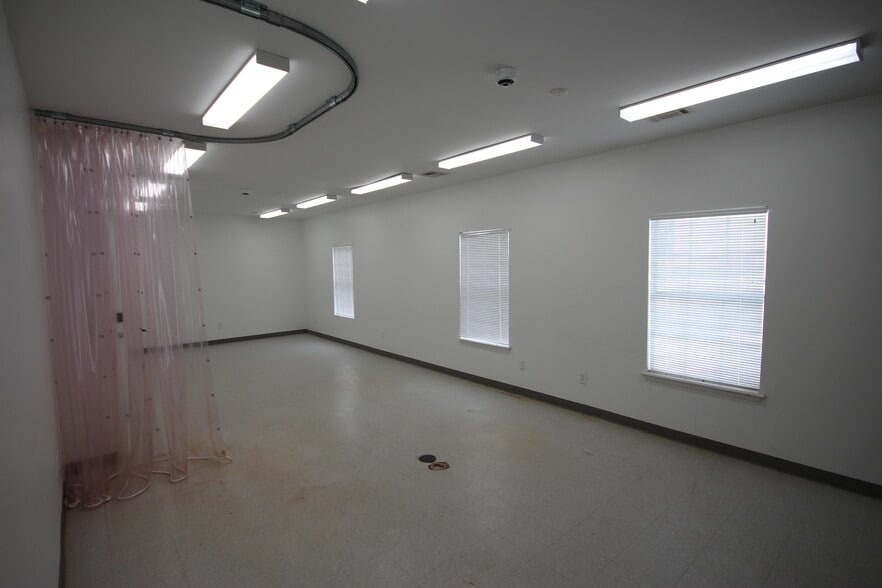 More Photos Of 1878 N 168th East Ave, Tulsa Warehouse For Lease
