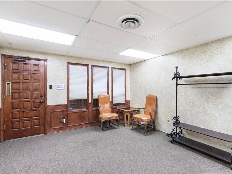 More Photos Of 2020 W Northwest Hwy, Grapevine Office For Lease