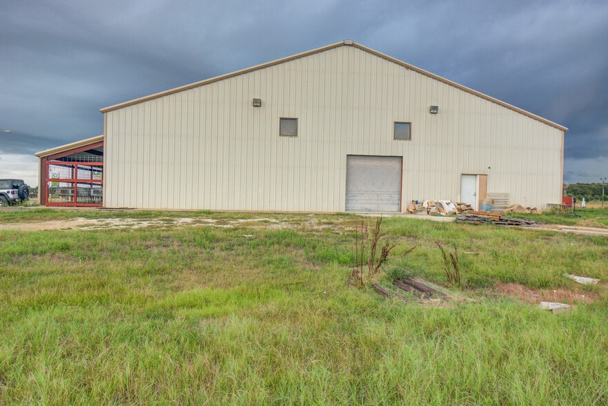 More Photos Of 2989 S Highway 304, Rosanky Warehouse For Lease