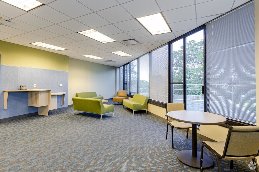 More Photos Of 850 Warrenville Rd, Lisle Office For Sale