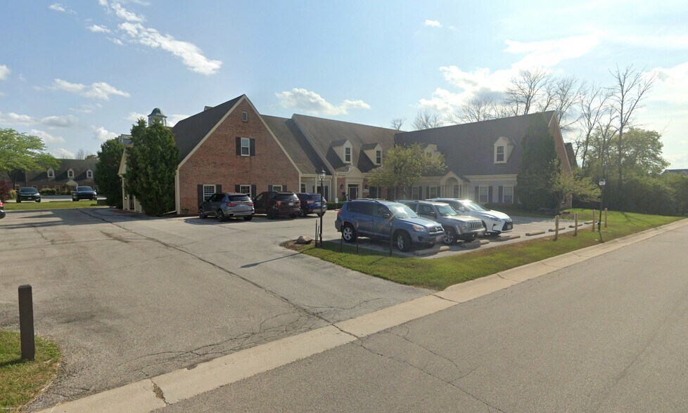 More Photos Of 11033-11039 N Towne Square Rd, Mequon Office For Sale