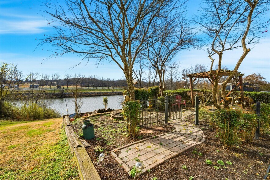 More Photos Of 2376 Business Center Cir, Sevierville Freestanding For Sale