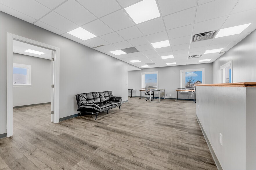 More Photos Of 205 10th St, Fairmont Office For Sale