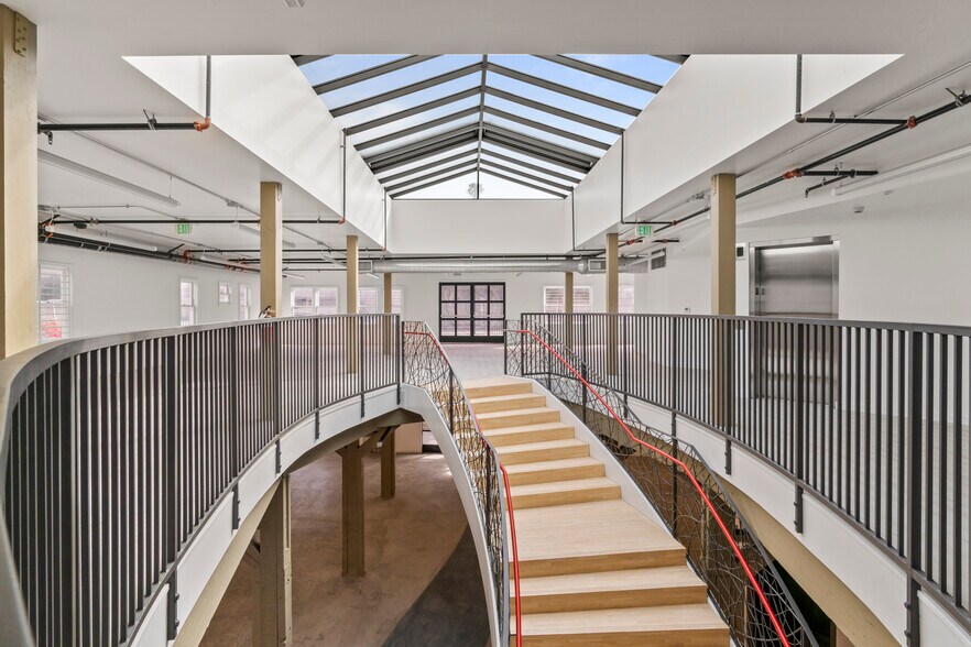 More Photos Of 1605 Ocean Front Walk, Santa Monica Storefront For Lease