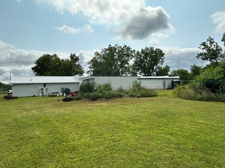 More Photos Of 1003 N Elm St, Tekonsha Distribution For Sale