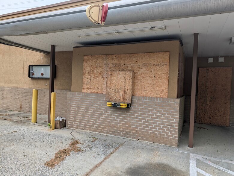 More Photos Of 200 Floyd Thompson Blvd, Hampton Fast Food For Lease
