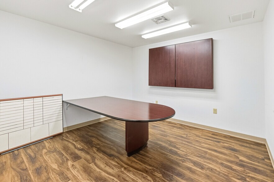 More Photos Of 945 Huser Blvd, Schulenburg Warehouse For Lease