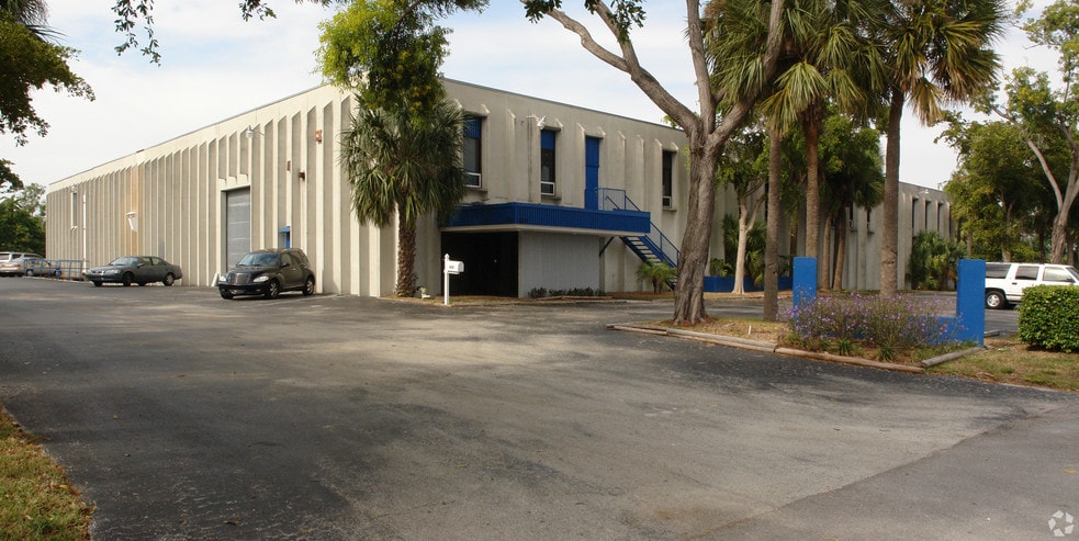 More Photos Of 637 Jim Moran Blvd, Deerfield Beach Warehouse For Lease