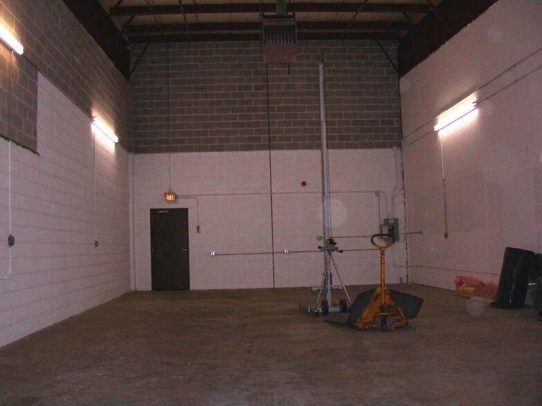 More Photos Of 6817 Hobson Valley Dr, Woodridge Warehouse For Lease