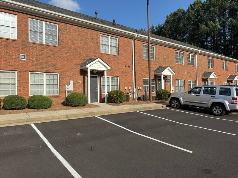 More Photos Of 4595 Towne Lake Pky, Woodstock Medical For Lease