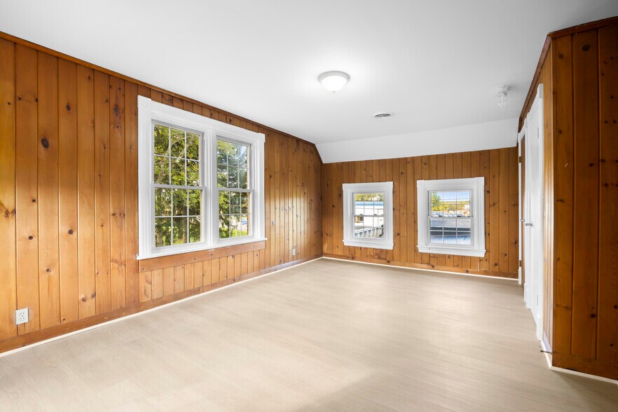 More Photos Of 267 Wolf Rd, Latham Office For Lease