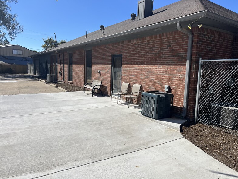 More Photos Of 6812 Avenue K, Plano Flex For Lease