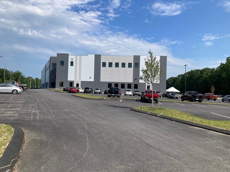 More Photos Of 7 Crow's Nest Circle Dr, Merrimack Warehouse For Lease