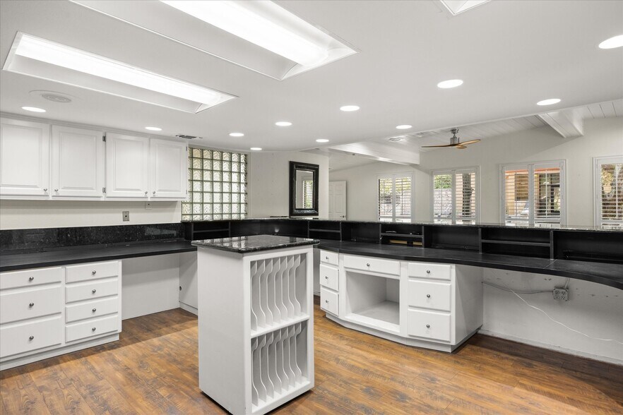 More Photos Of 310 W Bluff St, Granbury Office For Sale
