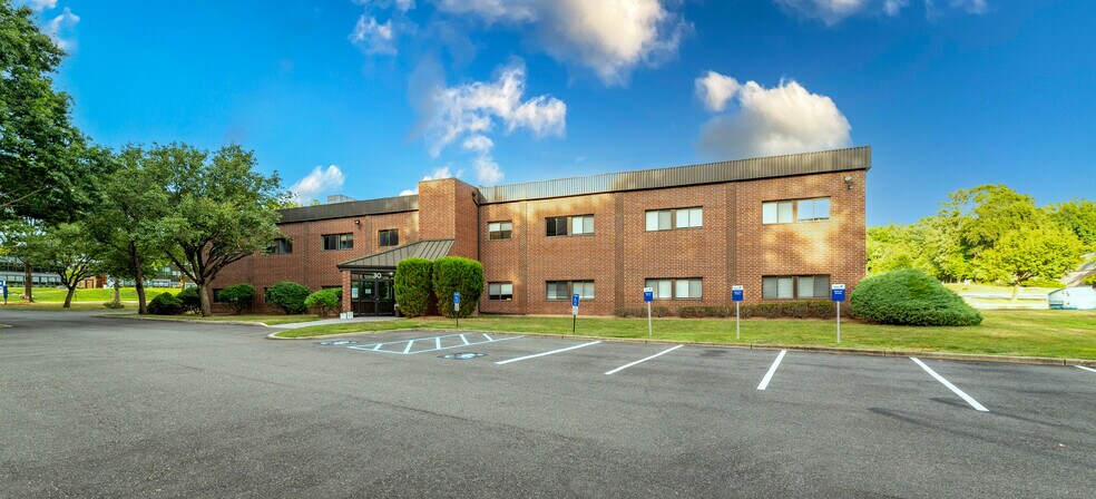 More Photos Of 30 Ramland Rd, Orangeburg Showroom For Lease