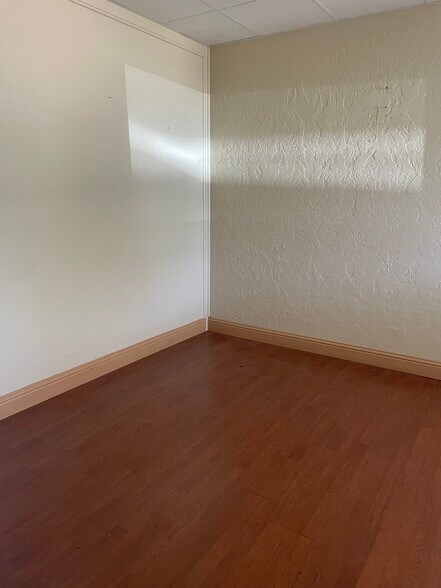 More Photos Of 945 W Maple Ave, Duncan Office For Sale