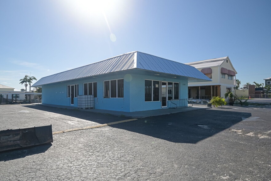 More Photos Of 6101 Estero Blvd, Fort Myers Restaurant For Sale