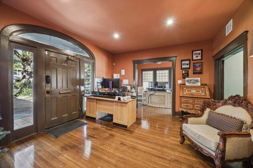 More Photos Of 815 Hawthorne St, Houston Office For Sale