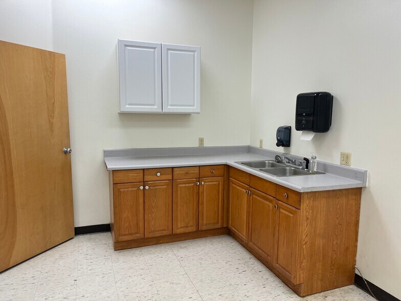 More Photos Of 2651 W 11th Street Rd, Greeley Light Distribution For Sale