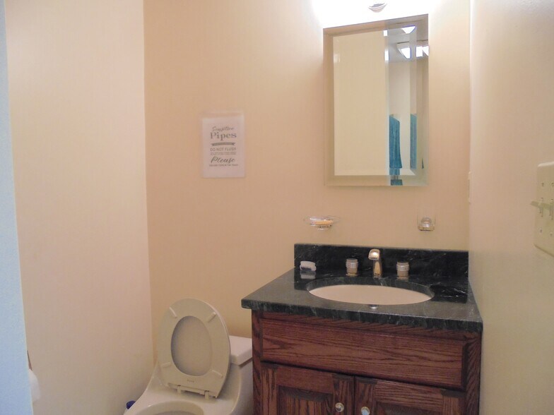 More Photos Of 256 Main St, East Windsor Research And Development For Lease