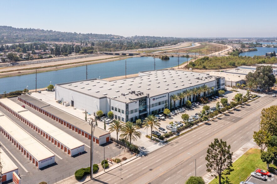 More Photos Of 4850-4852 E La Palma, Anaheim Warehouse For Lease