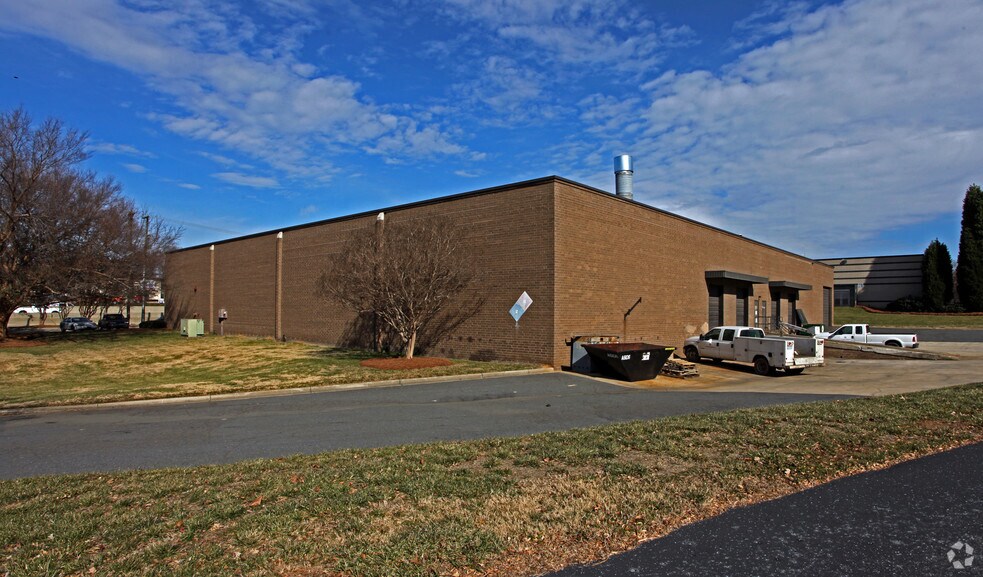 More Photos Of 2527-2537 Scott Futrell Dr, Charlotte Warehouse For Lease