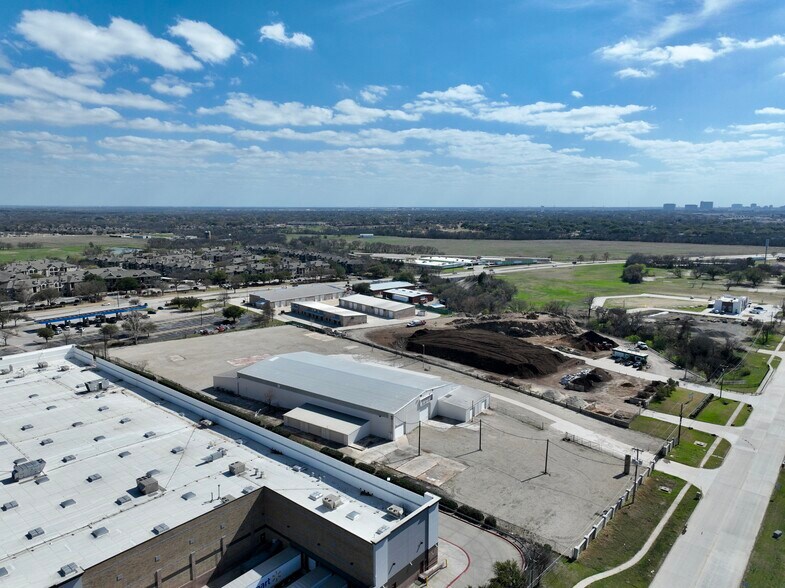 More Photos Of 6000 Split Trail Rd, Plano Warehouse For Lease