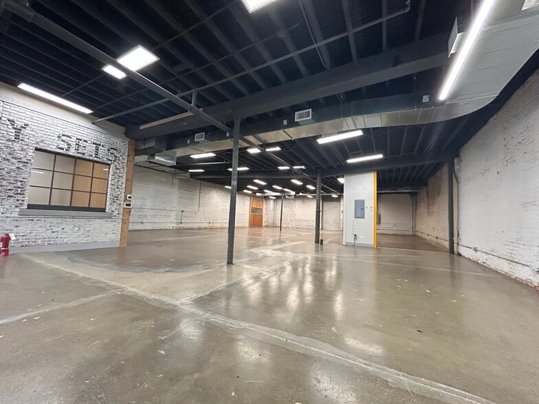 More Photos Of 3033 W Ohio St, Chicago Warehouse For Lease