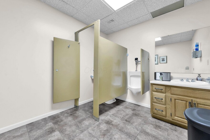 More Photos Of 444-454 E Center St, Marion Office For Sale