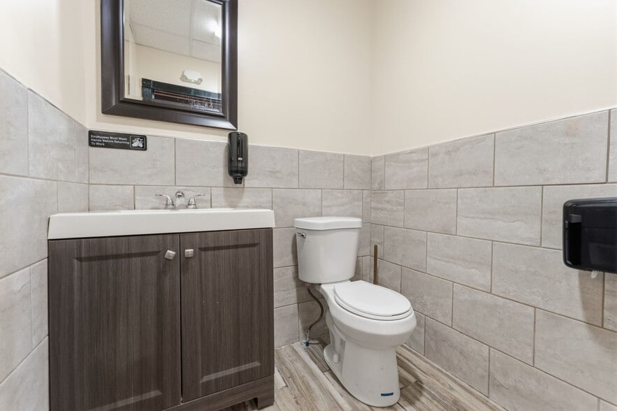 More Photos Of 73 Ferry St, Middletown Bar For Sale