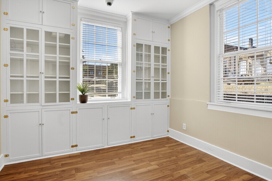 More Photos Of 115 E Market St, Warrenton Office For Lease