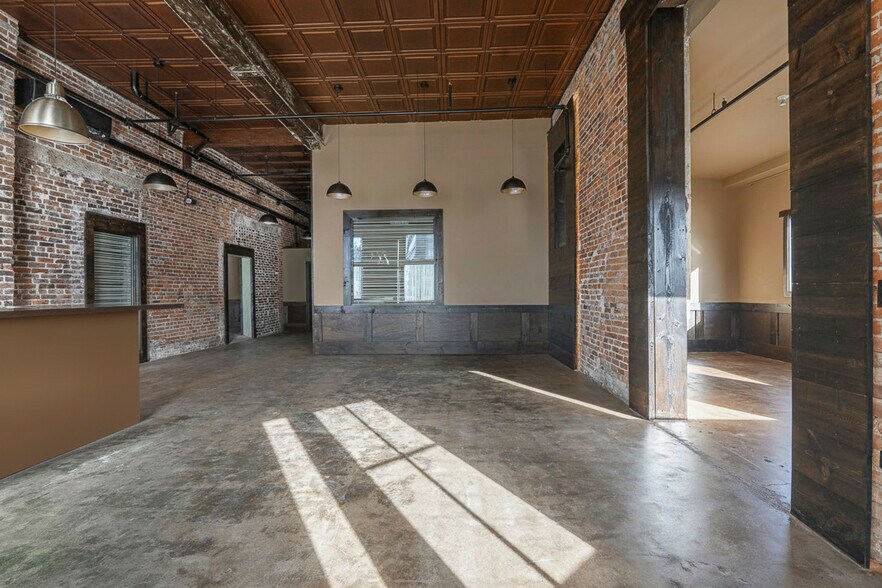 More Photos Of 811 E 1st St, Newberg Storefront Retail Residential For Lease