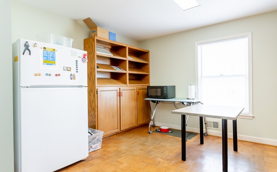 More Photos Of 8101 Warwick Ave, Louisville Office For Sale