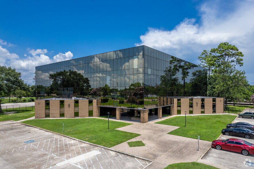 More Photos Of 16800 Imperial Valley Dr, Houston Office For Sale