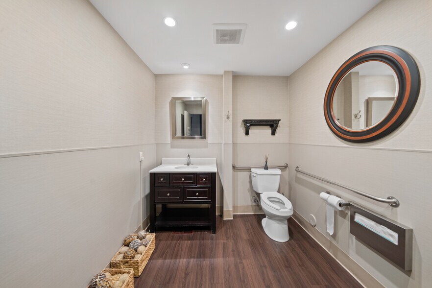 More Photos Of 903 N San Fernando Blvd, Burbank Storefront Retail Office For Sale