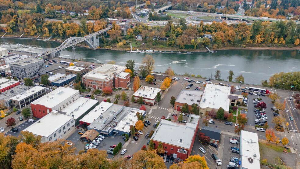 More Photos Of 900 Main St, Oregon City Storefront Retail Office For Lease