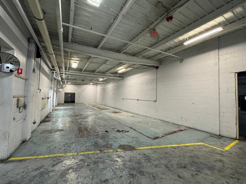 More Photos Of 217 River Ave, Patchogue Warehouse For Lease
