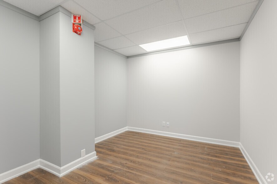 More Photos Of 700 Dorval Dr, Oakville Unknown For Lease