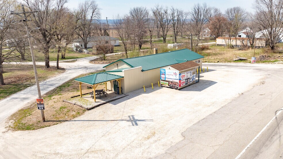 More Photos Of 20861 IL-100, Fieldon Specialty For Sale